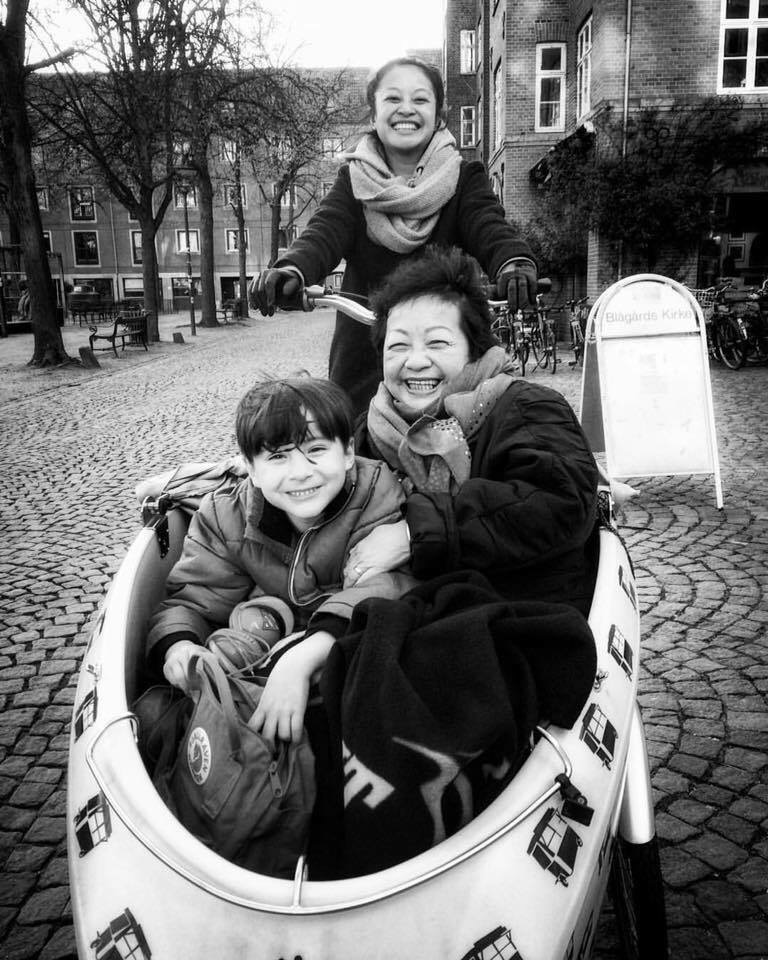 Lykken er min søn og min mor på en kassecykel i København.